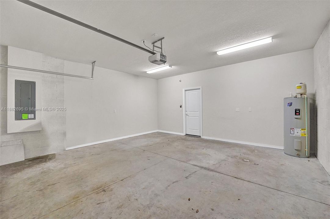 合同活跃: $3,990 (3 贝兹, 2 浴室, 1780 平方英尺)