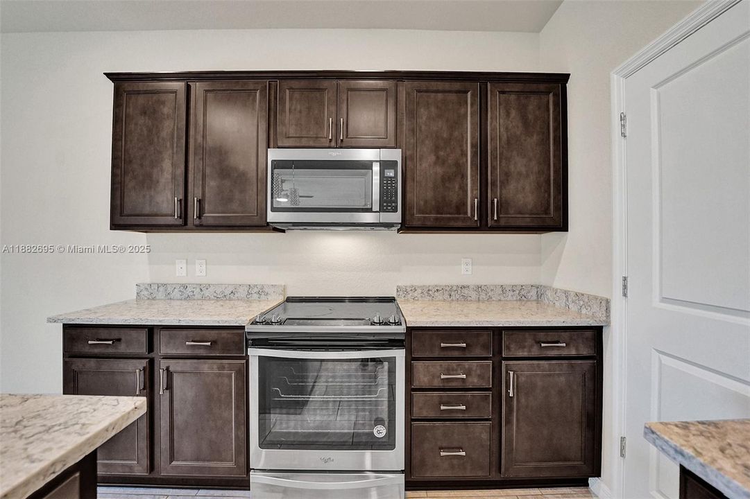 合同活跃: $3,990 (3 贝兹, 2 浴室, 1780 平方英尺)