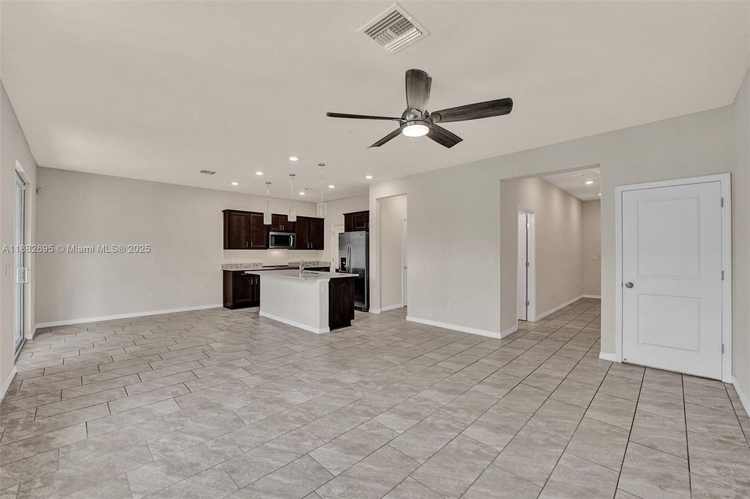 合同活跃: $3,990 (3 贝兹, 2 浴室, 1780 平方英尺)