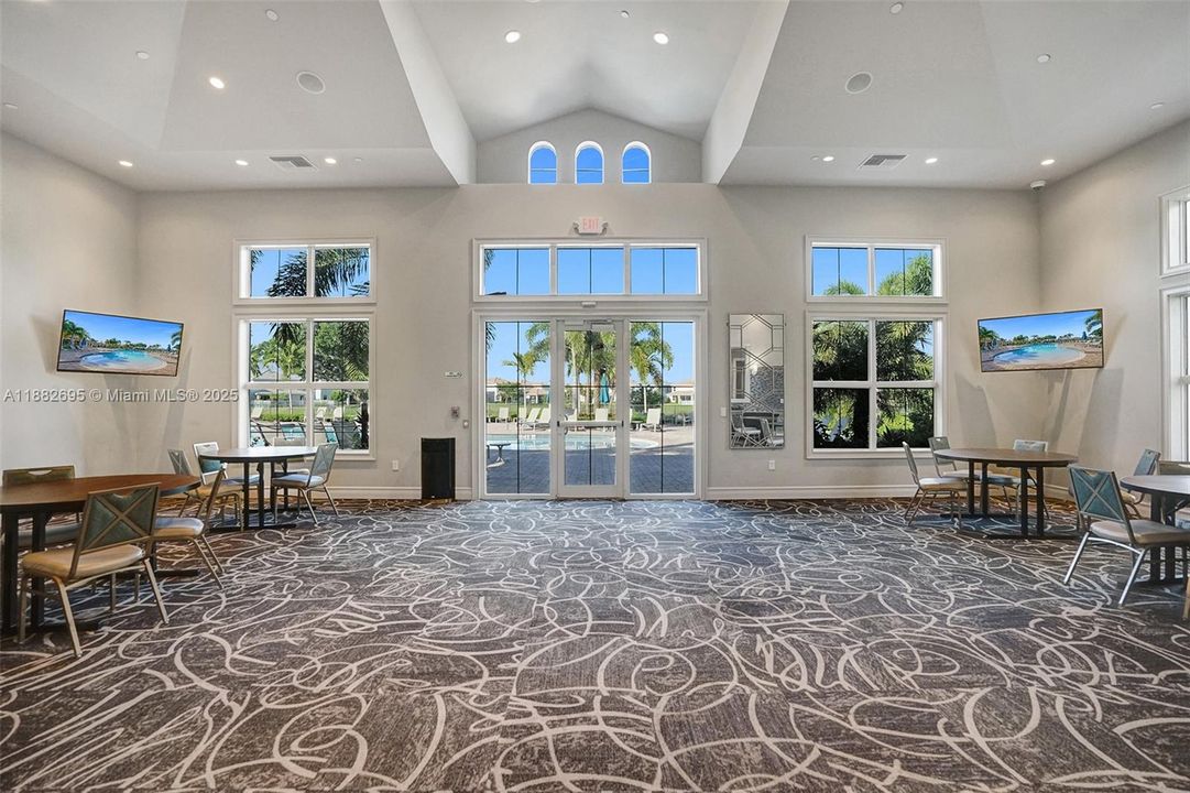 合同活跃: $3,990 (3 贝兹, 2 浴室, 1780 平方英尺)