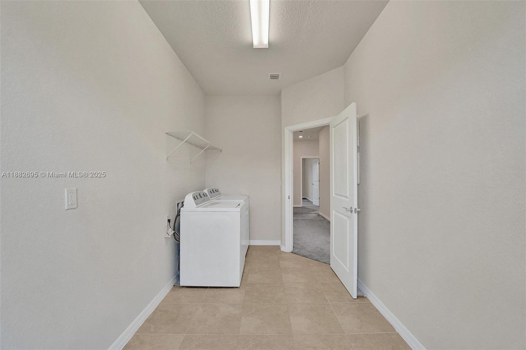 合同活跃: $3,990 (3 贝兹, 2 浴室, 1780 平方英尺)