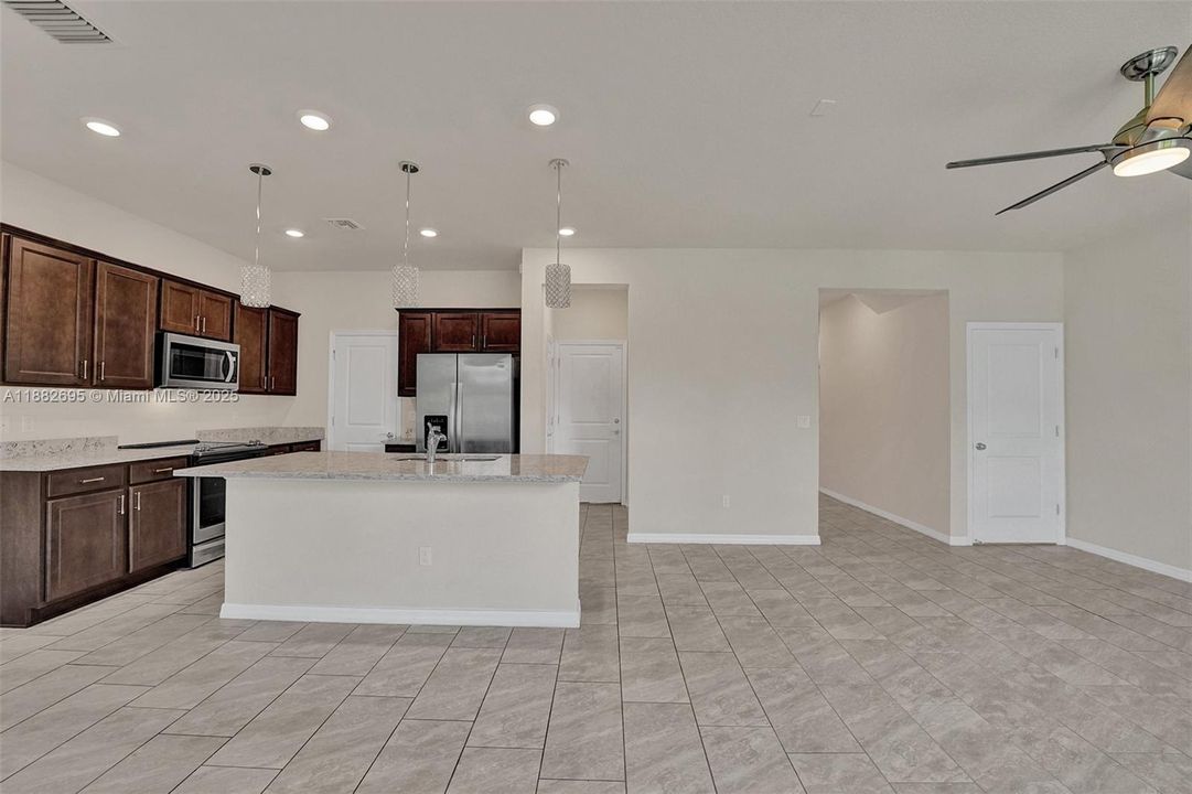 合同活跃: $3,990 (3 贝兹, 2 浴室, 1780 平方英尺)