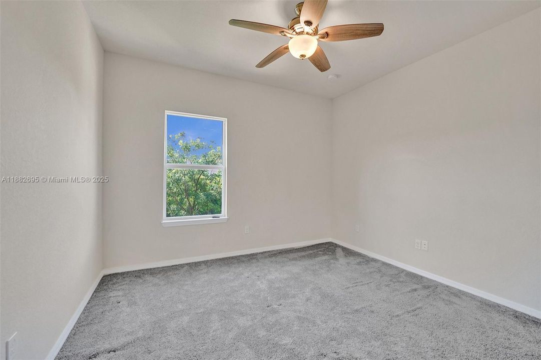 合同活跃: $3,990 (3 贝兹, 2 浴室, 1780 平方英尺)