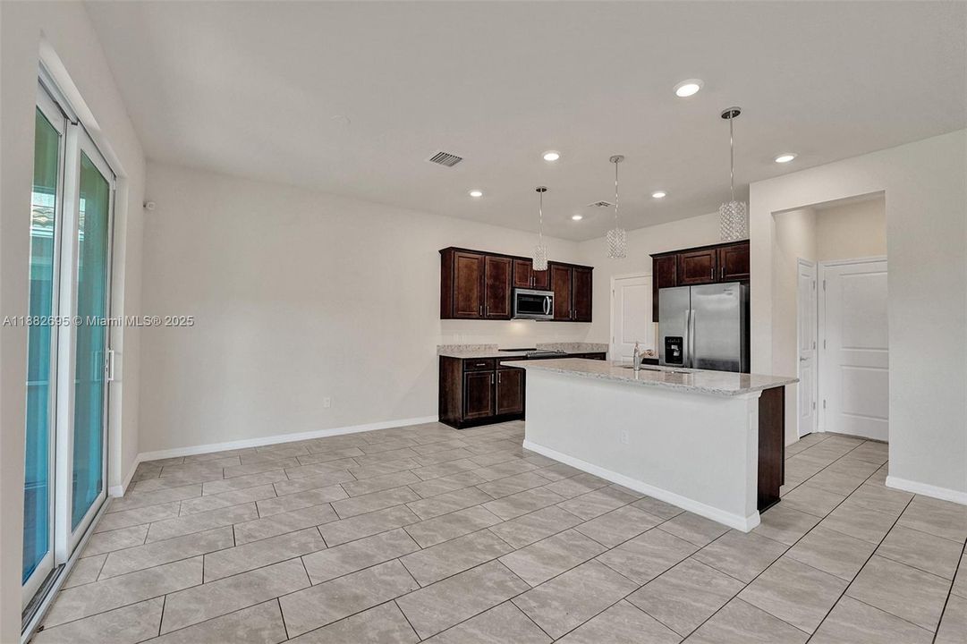 合同活跃: $3,990 (3 贝兹, 2 浴室, 1780 平方英尺)