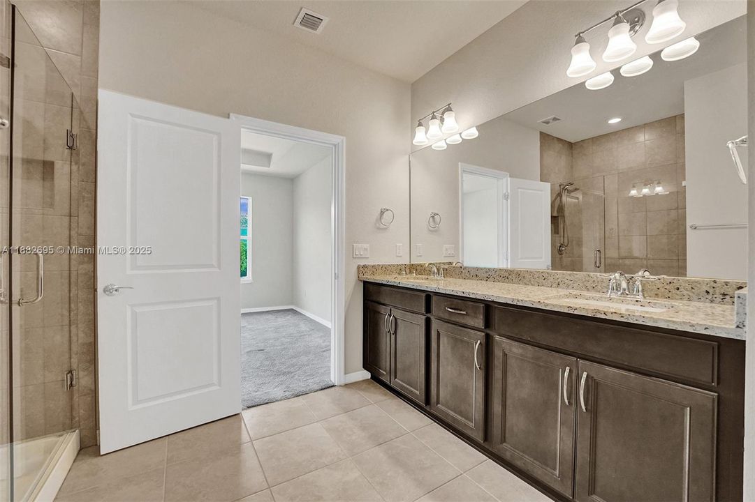 合同活跃: $3,990 (3 贝兹, 2 浴室, 1780 平方英尺)