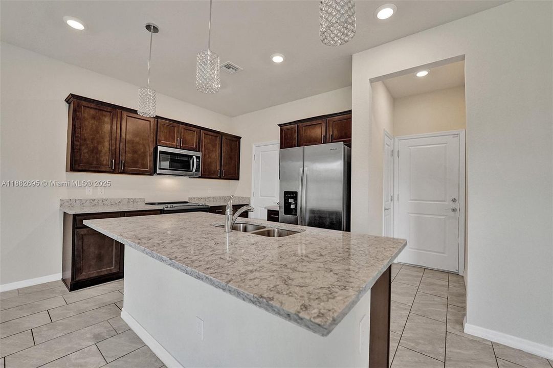 合同活跃: $3,990 (3 贝兹, 2 浴室, 1780 平方英尺)