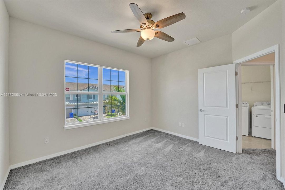 合同活跃: $3,990 (3 贝兹, 2 浴室, 1780 平方英尺)