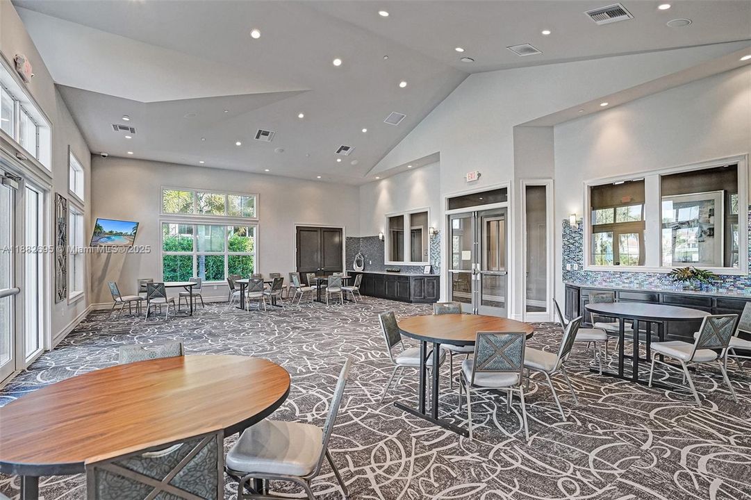 合同活跃: $3,990 (3 贝兹, 2 浴室, 1780 平方英尺)