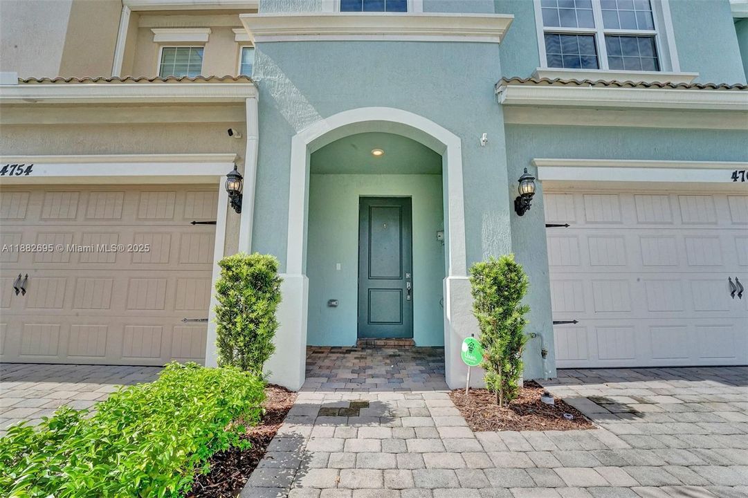 合同活跃: $3,990 (3 贝兹, 2 浴室, 1780 平方英尺)