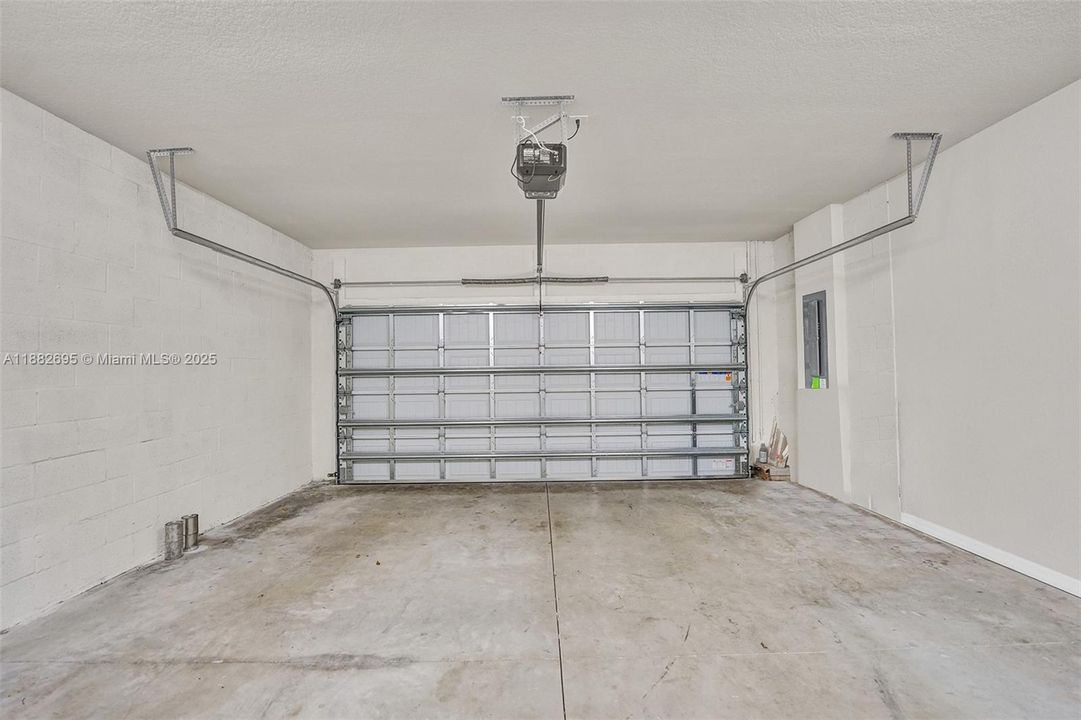 合同活跃: $3,990 (3 贝兹, 2 浴室, 1780 平方英尺)