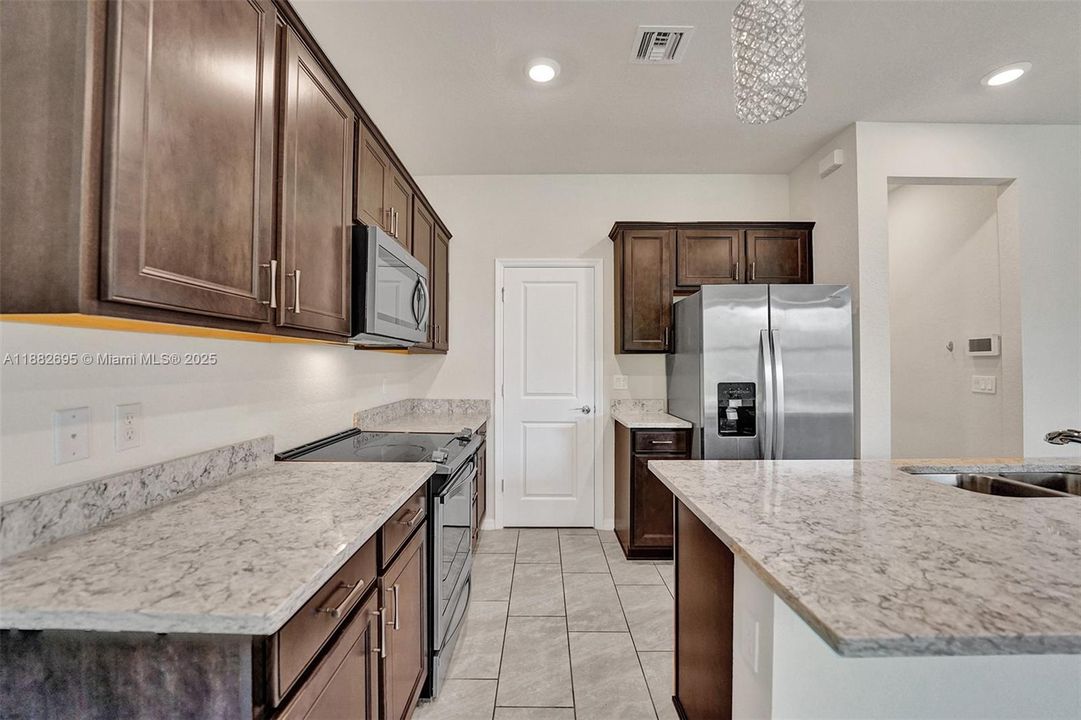 合同活跃: $3,990 (3 贝兹, 2 浴室, 1780 平方英尺)