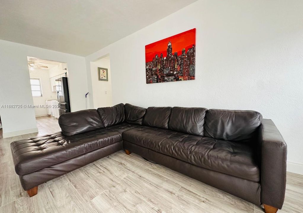 For Sale: $350,000 (2 beds, 2 baths, 1021 Square Feet)