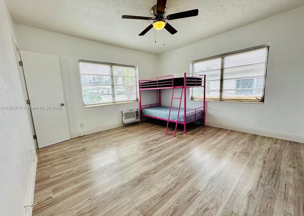 For Sale: $350,000 (2 beds, 2 baths, 1021 Square Feet)