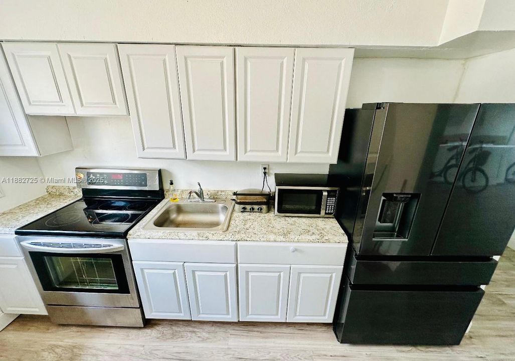 For Sale: $350,000 (2 beds, 2 baths, 1021 Square Feet)