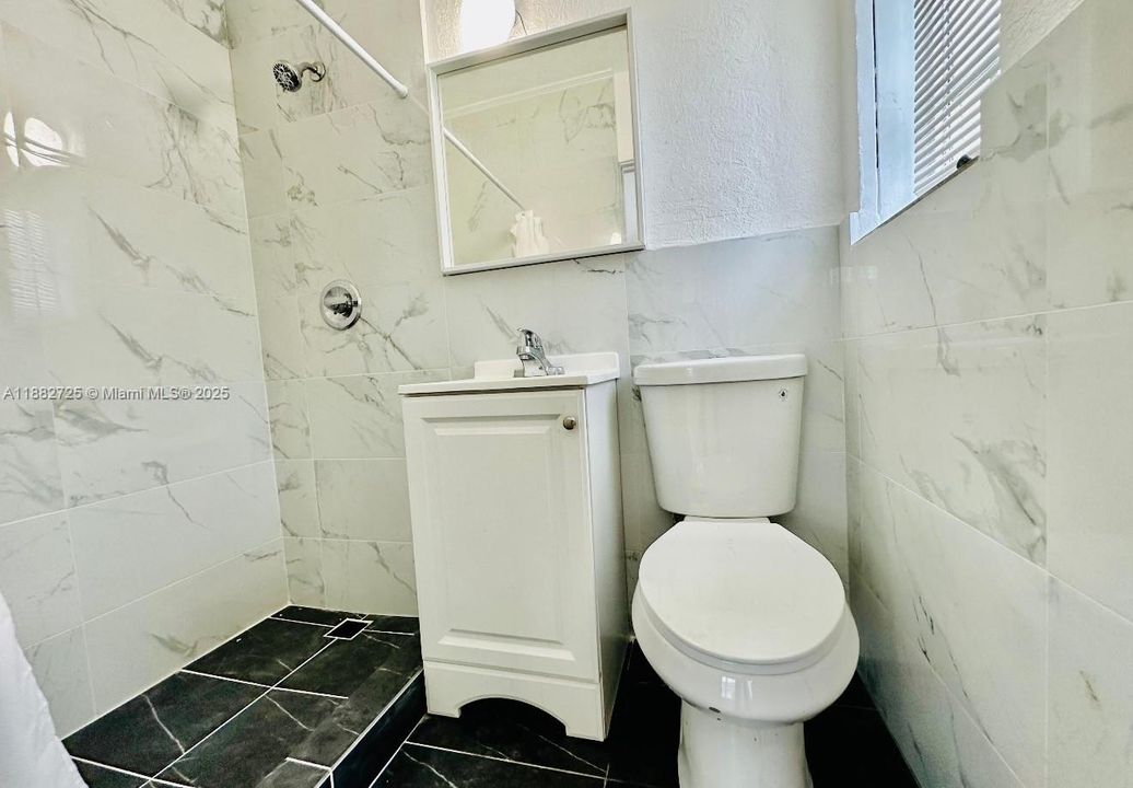 For Sale: $350,000 (2 beds, 2 baths, 1021 Square Feet)