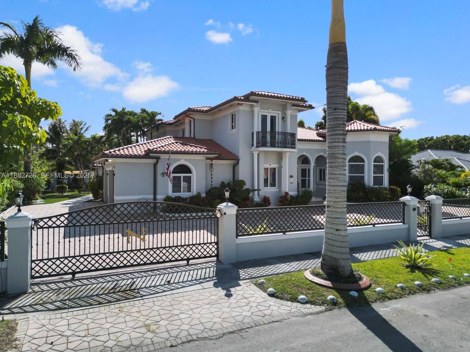 En Venta: $1,700,000 (5 camas, 4 baños, 4933 Pies cuadrados)