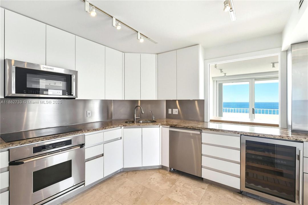 Под контрактом: $12,000 (3 спален, 2 ванн, 1930 Квадратных фут)