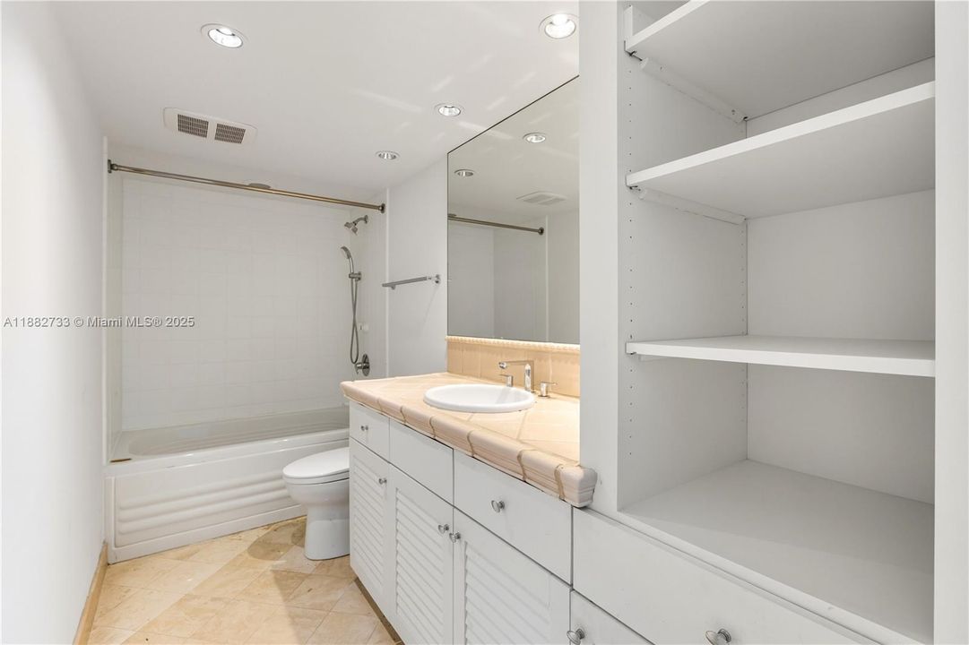 Под контрактом: $12,000 (3 спален, 2 ванн, 1930 Квадратных фут)