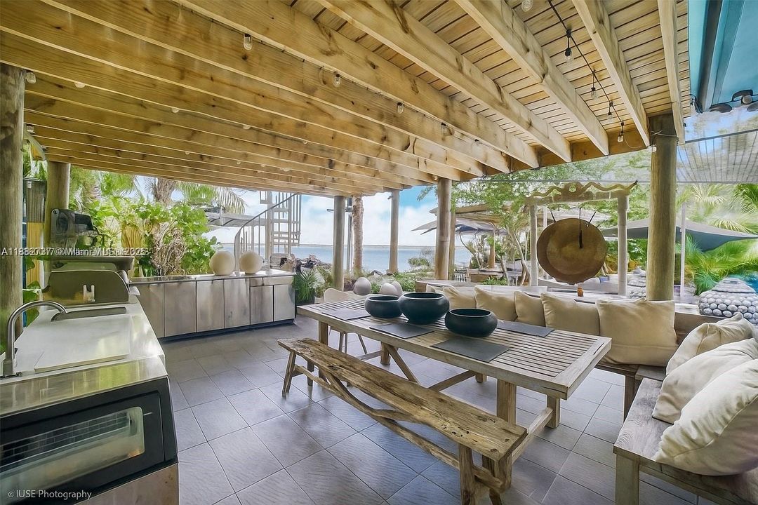 合同活跃: $7,250,000 (4 贝兹, 4 浴室, 3442 平方英尺)