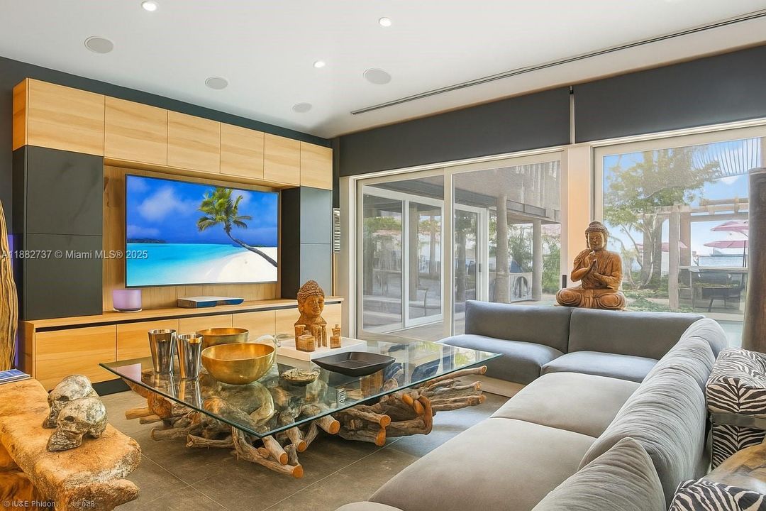 合同活跃: $7,250,000 (4 贝兹, 4 浴室, 3442 平方英尺)