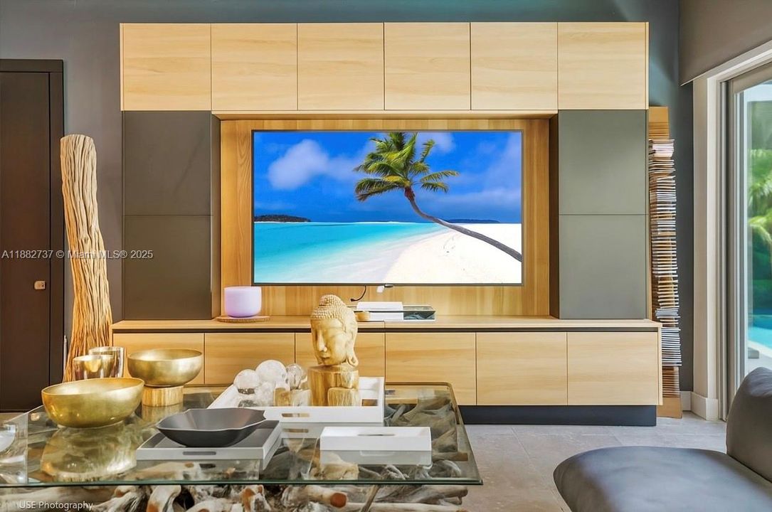 合同活跃: $7,250,000 (4 贝兹, 4 浴室, 3442 平方英尺)