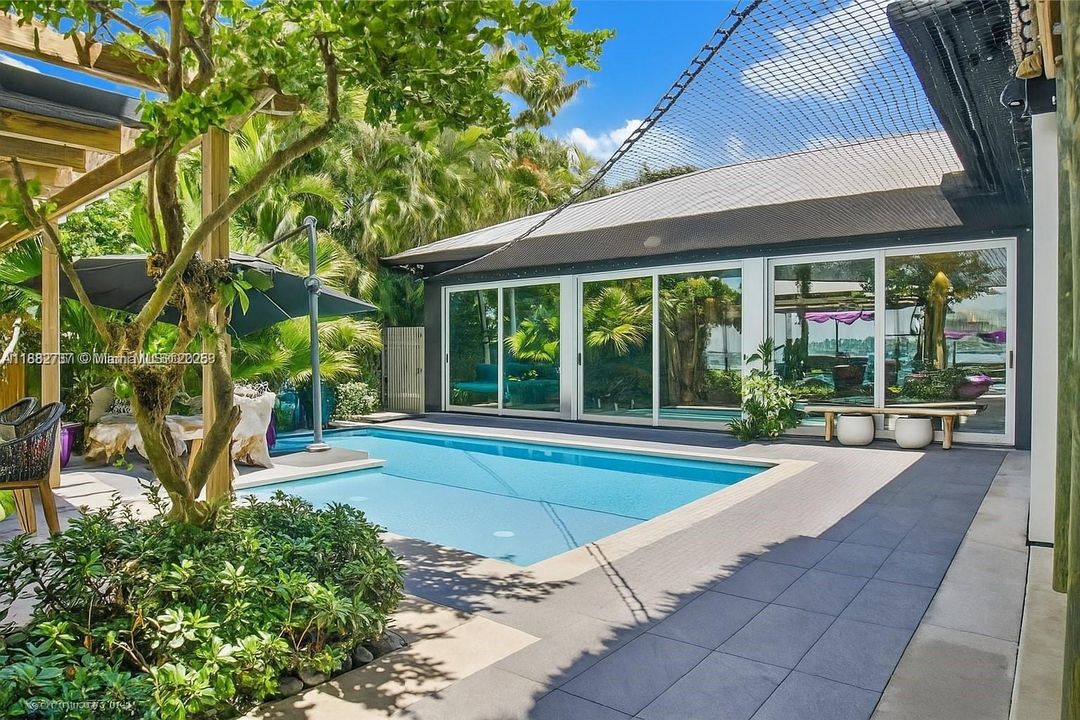 合同活跃: $7,250,000 (4 贝兹, 4 浴室, 3442 平方英尺)