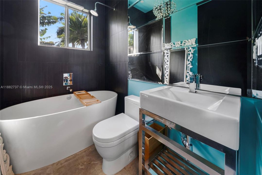 合同活跃: $7,250,000 (4 贝兹, 4 浴室, 3442 平方英尺)