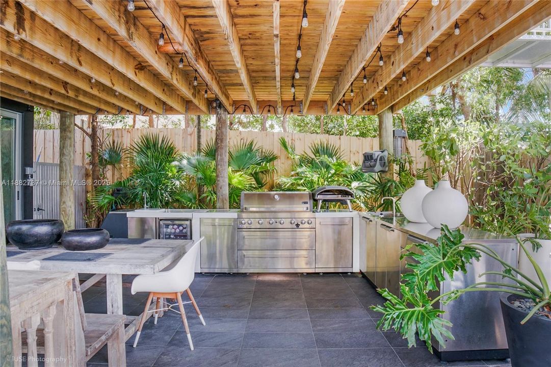 合同活跃: $7,250,000 (4 贝兹, 4 浴室, 3442 平方英尺)