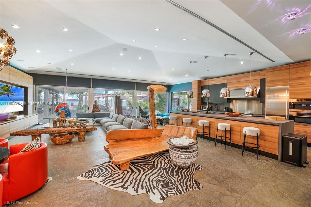 合同活跃: $7,250,000 (4 贝兹, 4 浴室, 3442 平方英尺)