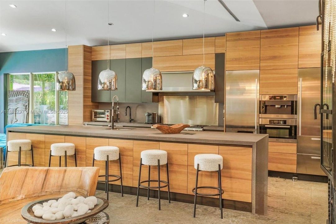 合同活跃: $7,250,000 (4 贝兹, 4 浴室, 3442 平方英尺)