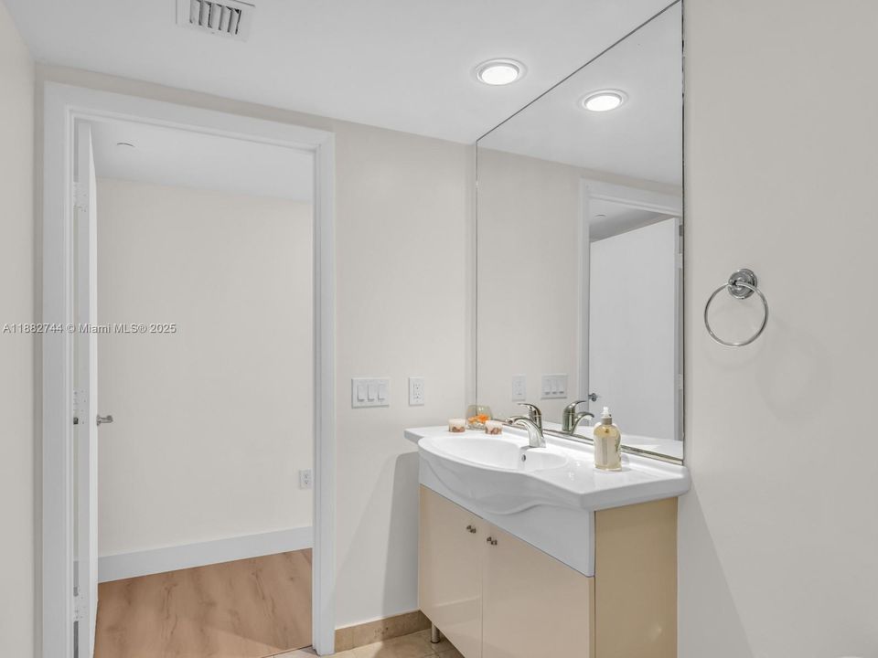 待售: $735,000 (1 贝兹, 1 浴室, 844 平方英尺)