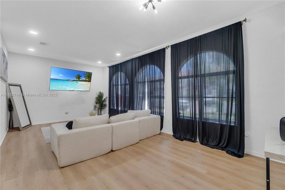 На продажу: $395,990 (3 спален, 2 ванн, 1474 Квадратных фут)