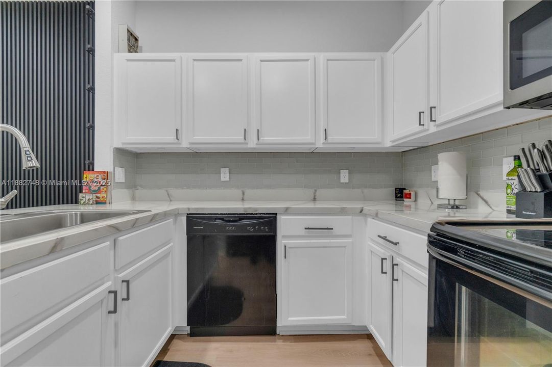 На продажу: $395,990 (3 спален, 2 ванн, 1474 Квадратных фут)