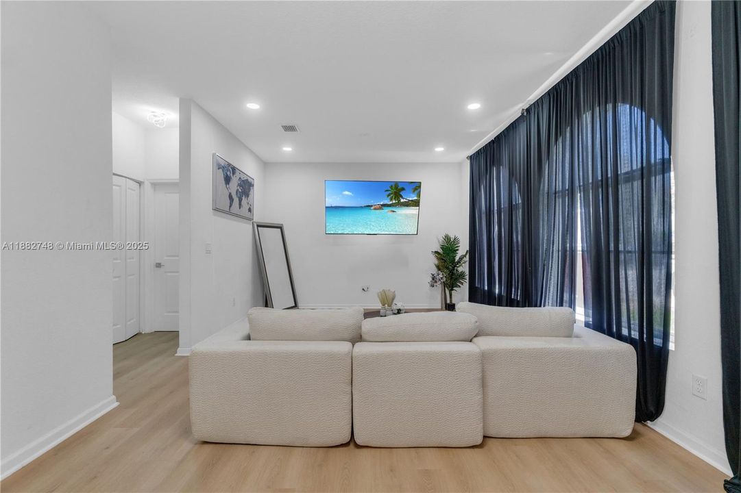 На продажу: $395,990 (3 спален, 2 ванн, 1474 Квадратных фут)