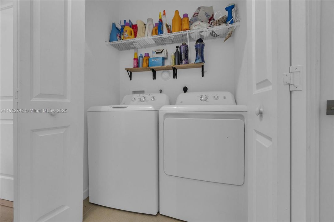 На продажу: $395,990 (3 спален, 2 ванн, 1474 Квадратных фут)