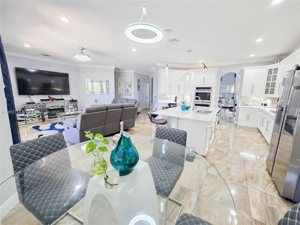 На продажу: $1,159,999 (6 спален, 5 ванн, 3280 Квадратных фут)