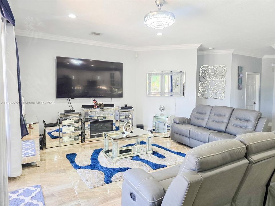 На продажу: $1,159,999 (6 спален, 5 ванн, 3280 Квадратных фут)