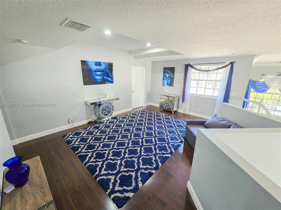 На продажу: $1,159,999 (6 спален, 5 ванн, 3280 Квадратных фут)