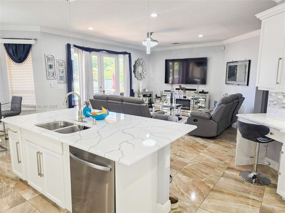 На продажу: $1,159,999 (6 спален, 5 ванн, 3280 Квадратных фут)