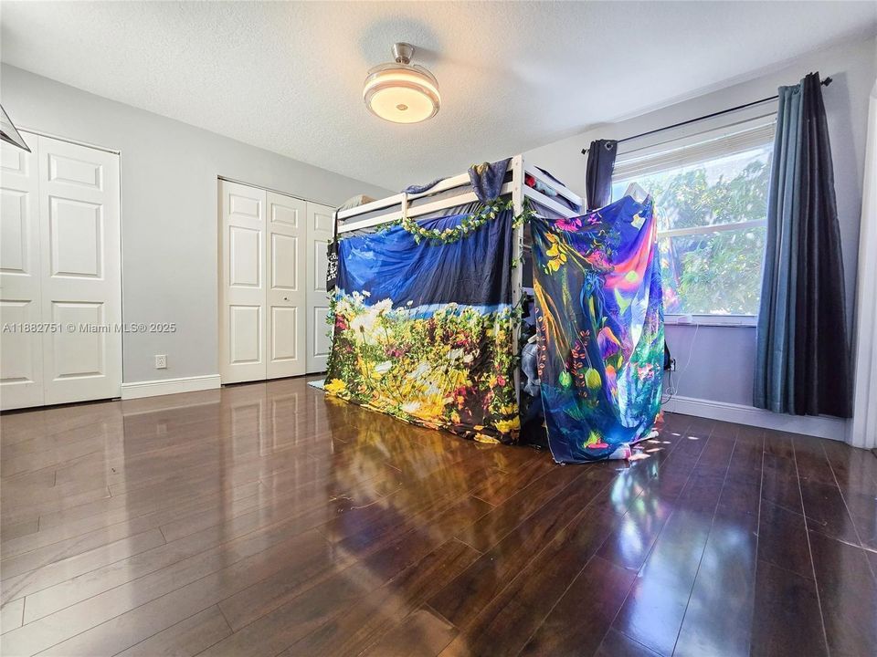 На продажу: $1,159,999 (6 спален, 5 ванн, 3280 Квадратных фут)