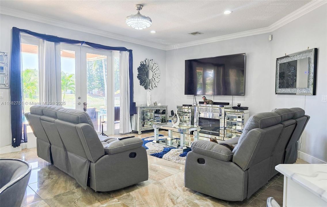 На продажу: $1,159,999 (6 спален, 5 ванн, 3280 Квадратных фут)