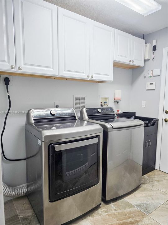 На продажу: $1,159,999 (6 спален, 5 ванн, 3280 Квадратных фут)