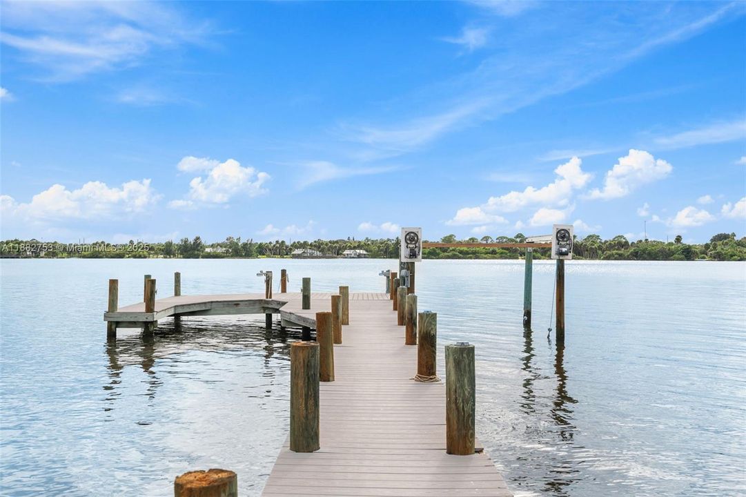 For Sale: $799,000 (3 beds, 2 baths, 1872 Square Feet)