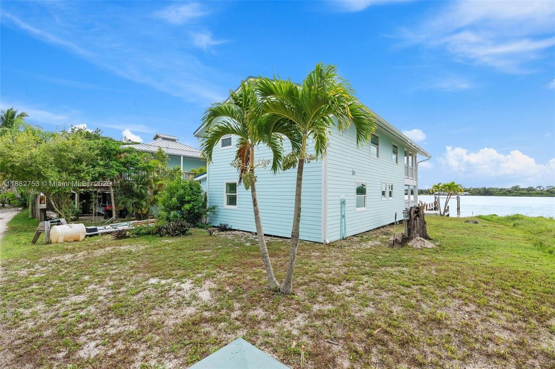 For Sale: $799,000 (3 beds, 2 baths, 1872 Square Feet)