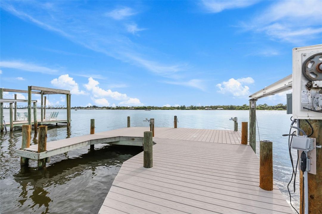 For Sale: $799,000 (3 beds, 2 baths, 1872 Square Feet)