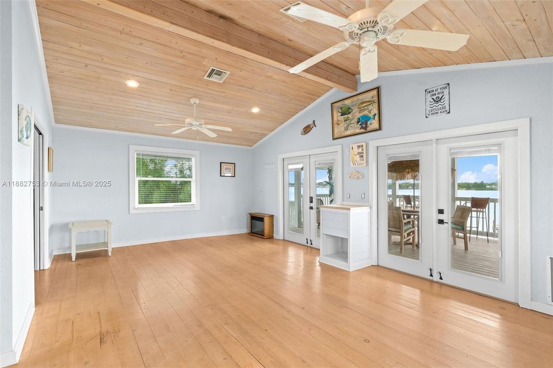 For Sale: $799,000 (3 beds, 2 baths, 1872 Square Feet)