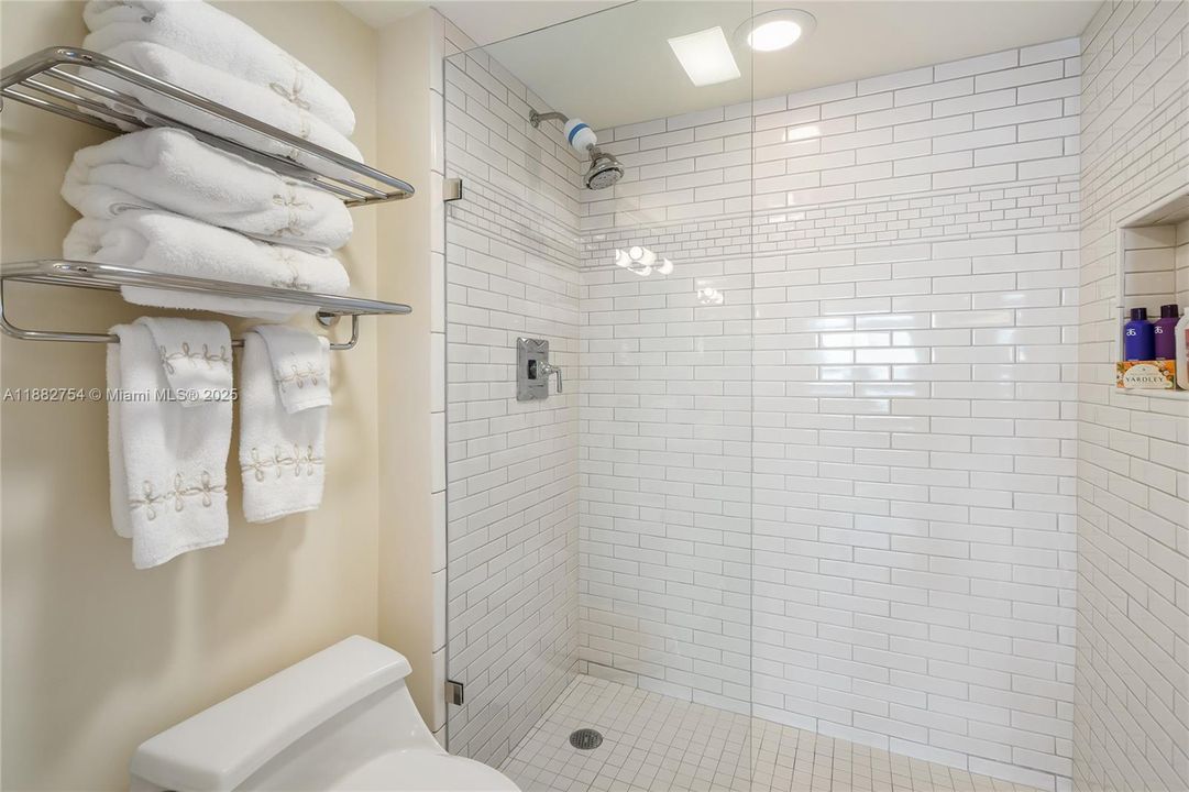 For Sale: $1,695,000 (3 beds, 2 baths, 1700 Square Feet)