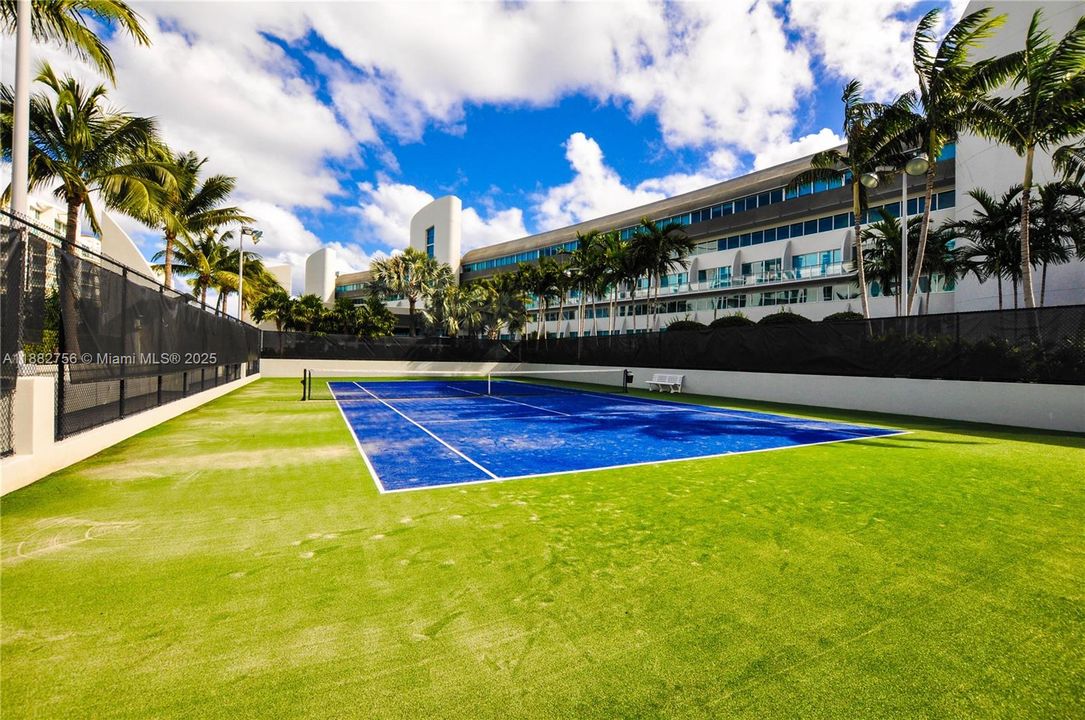 For Sale: $825,000 (2 beds, 3 baths, 1552 Square Feet)