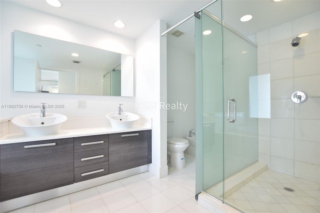 For Sale: $825,000 (2 beds, 3 baths, 1552 Square Feet)