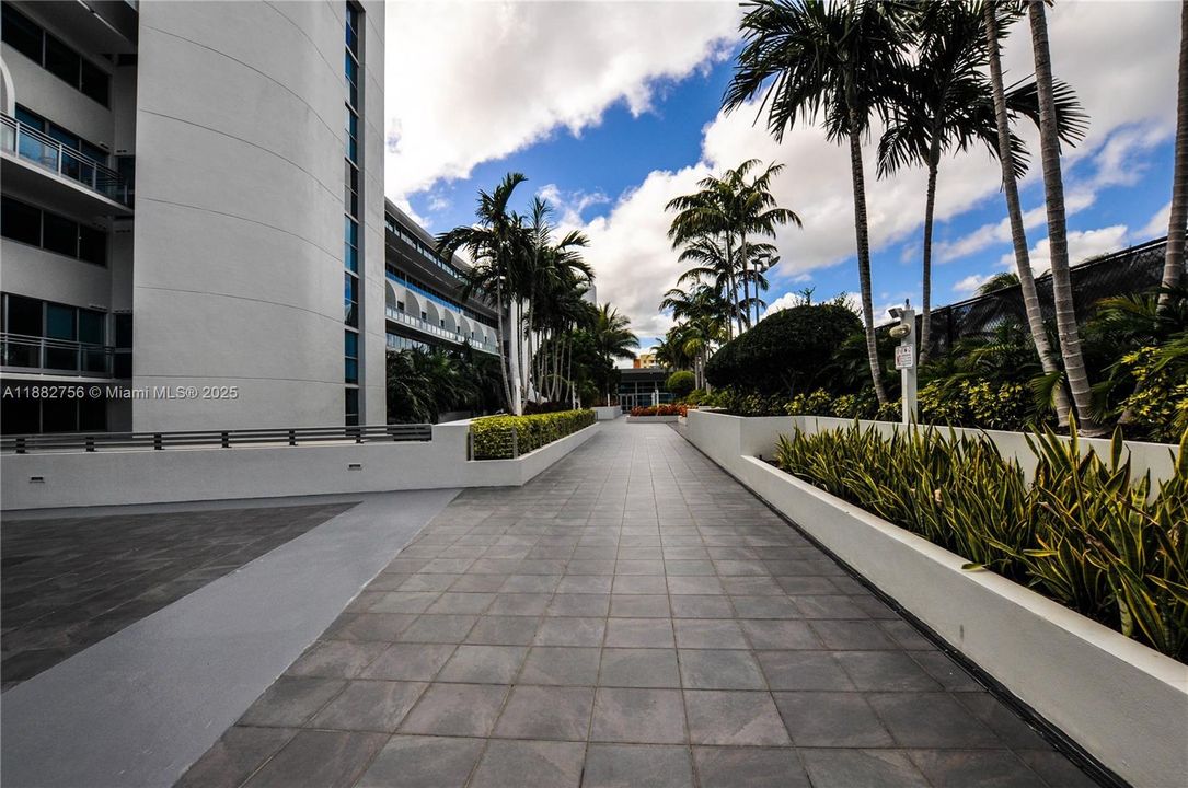 For Sale: $825,000 (2 beds, 3 baths, 1552 Square Feet)